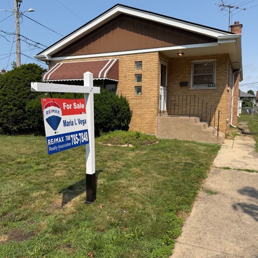Residential real estate sign installation in Calumet City, Illinois