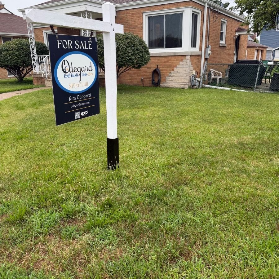 Residential real estate sign installation in Lansing, Illinois