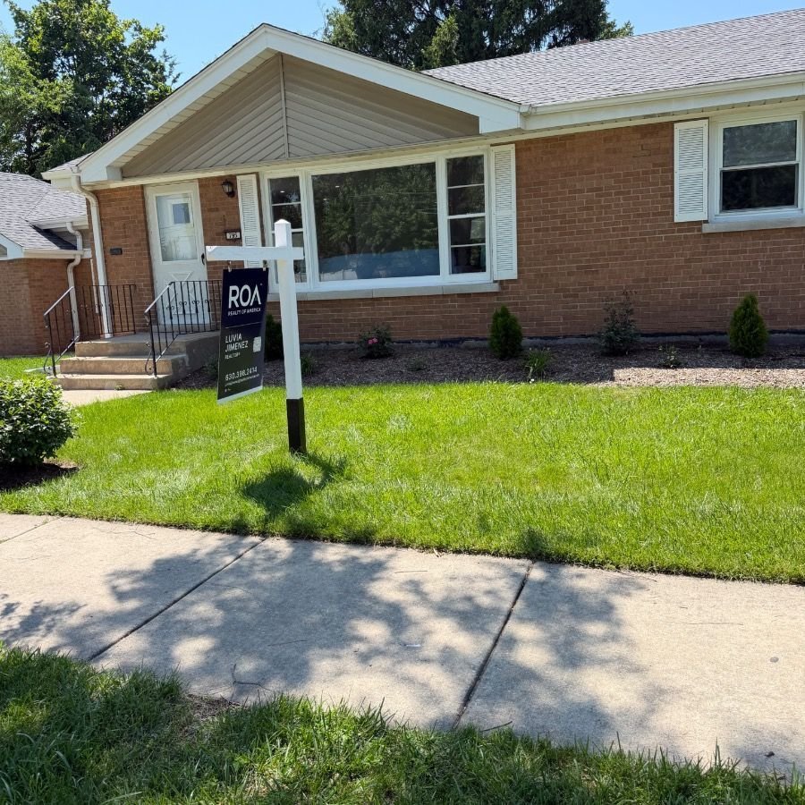 Residential real estate sign installation in South Holland, Illinois