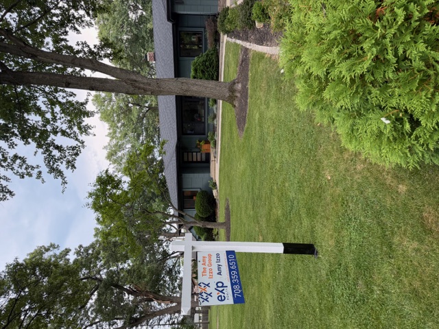 Residential real estate sign installation in Saint John, Indiana